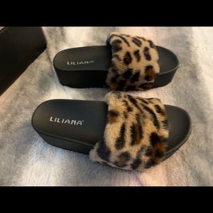 Size 8 furry leopard platform slides new never worn
